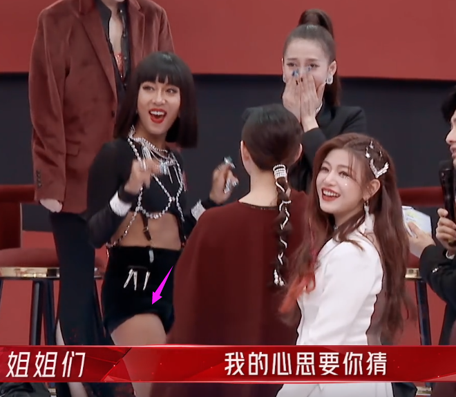 吉克隽逸|太过分！吉克隽逸穿超短裤脚踩凳子上，起身时短裤纠起来没眼看！