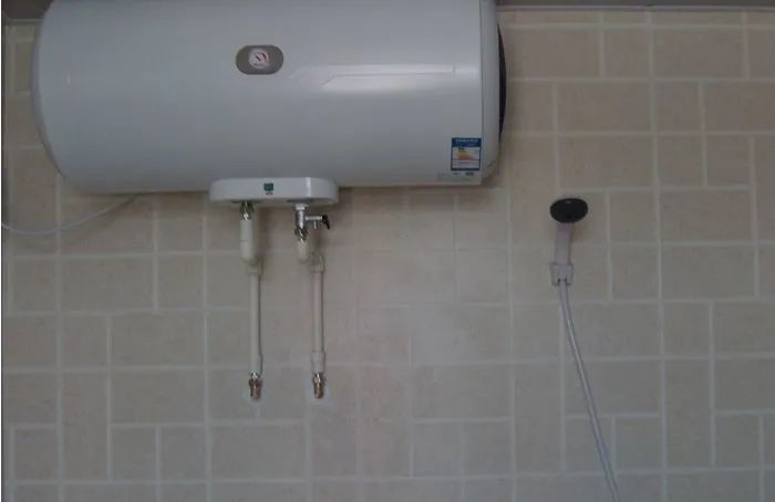 良心电工提醒：热水器地线接墙里能用吗？很多人装错了，难怪漏电