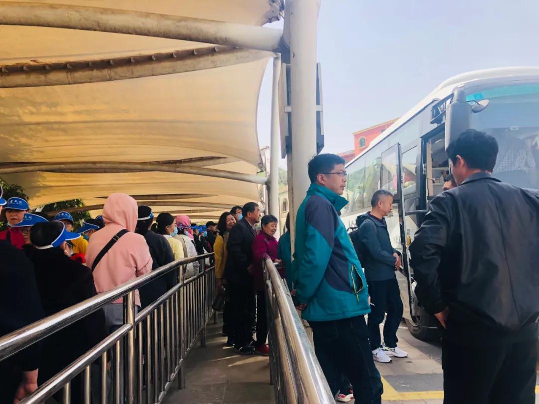 新报业传媒 春光明媚，鸡公山喜迎千人团队高峰踏青赏花