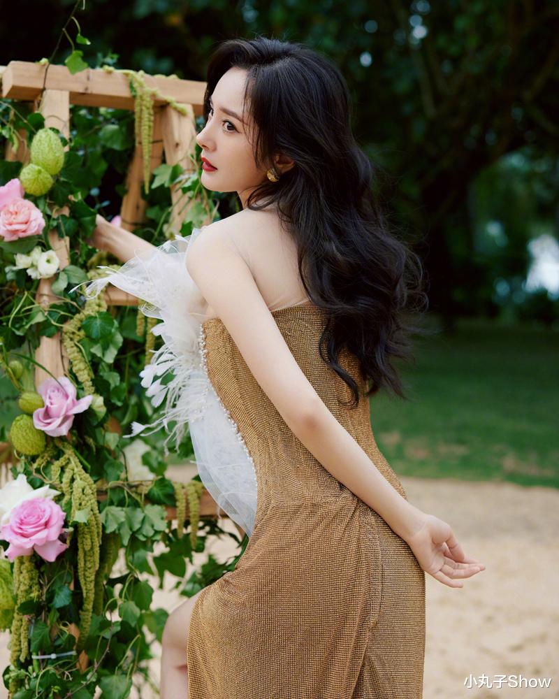 杨丞琳|越来越有韵味！35岁杨幂开叉裙秀美腿，赤脚丫站在沙滩上有点撩人