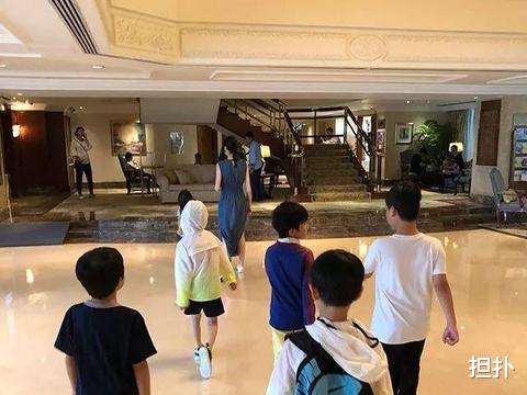 梁洛施|梁洛施送儿子回国读书,和甘比女儿读同校,她跟甘比或许在布大局