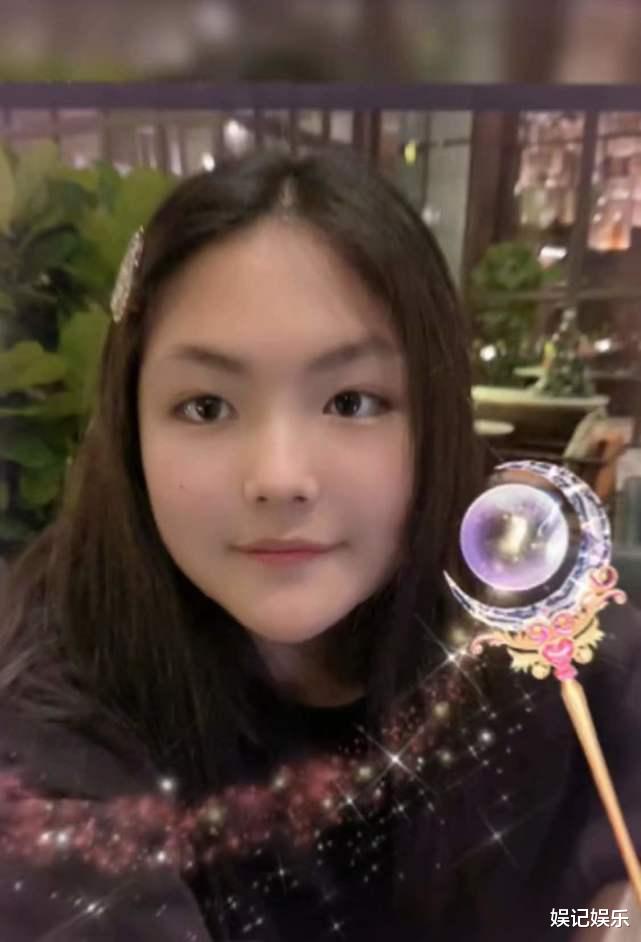 李湘|李湘带鲜肉男现身自家别墅，又晒母女就餐照，疑暗示女儿已接受他们