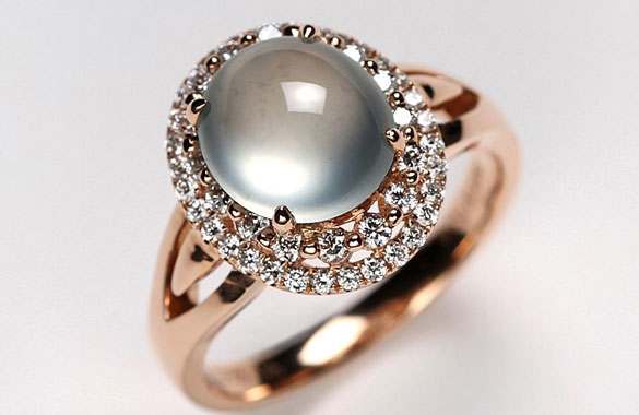 翡翠|几千元买的玻璃种翡翠戒面，无色透明度高，出手后能赚多少倍？