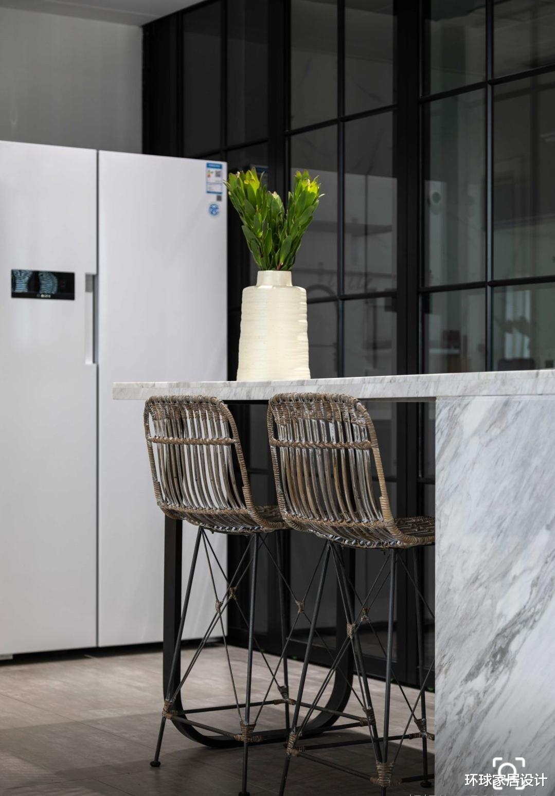 |她坚持在玄关加一扇门,家人都觉得很鸡肋,入住后才发现真好用!