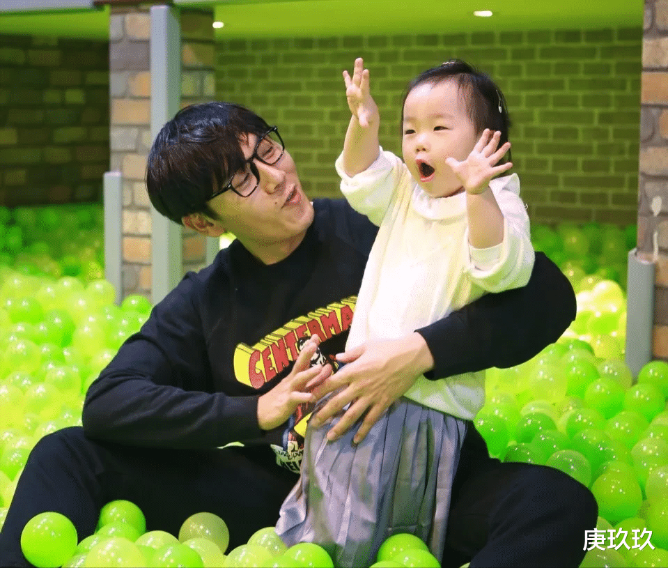 秦昊|伊能静和1个多月没回家的秦昊说，米粒总让小朋友欺负，秦昊立马和导演请假