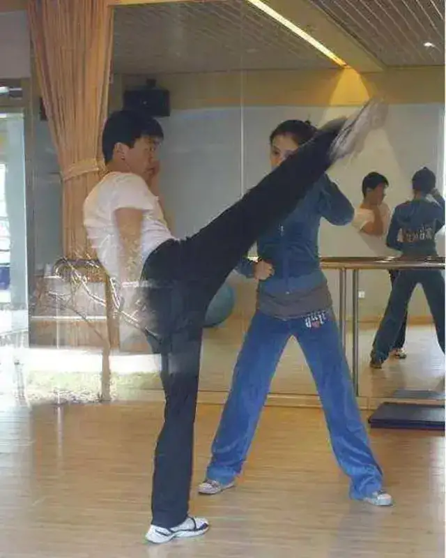 熊乃瑾|熊乃瑾携高帅男子健身会友，情到浓时献香吻，曾扬言看不上王宝强