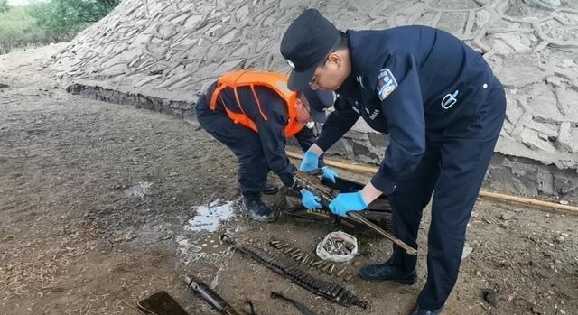 鸡西|钓鱼人摊上事？鸡西河里捞起一渔具包，里面装满枪支弹药