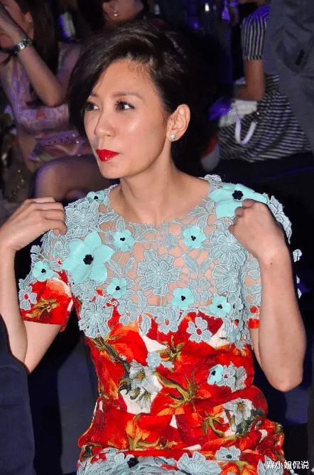 槑小姐侃说 贾静雯难怪能被评为“最美古装女神”，穿土味裙仍惊艳，真是高级