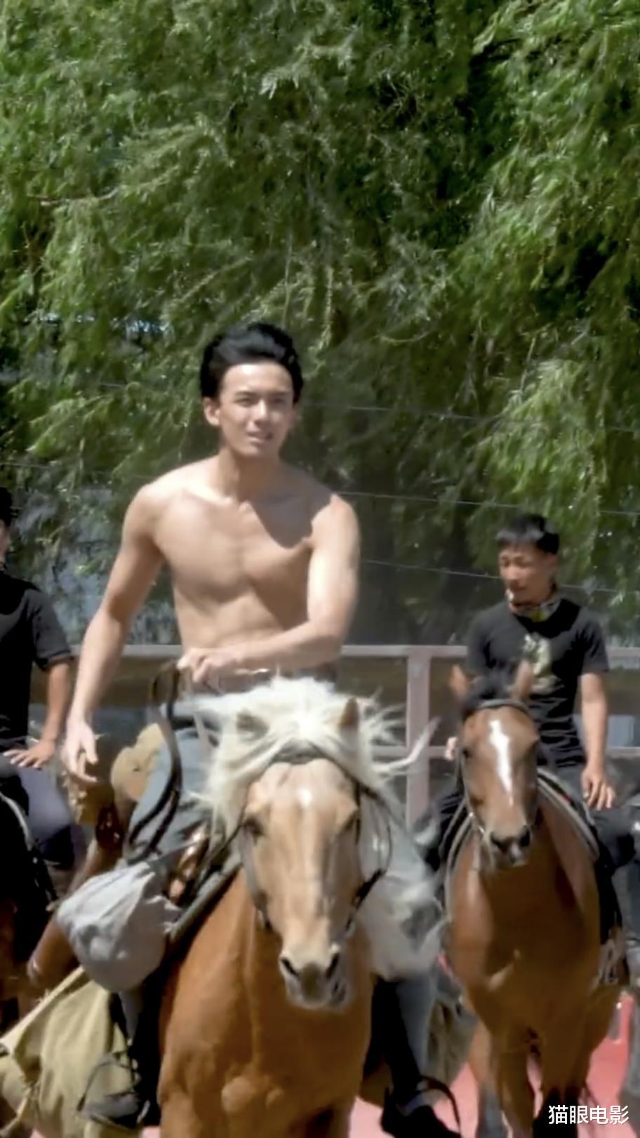吴京|吴京骑马练枪法太帅！还是那个霸气的战狼，网友：动作戏水平一流
