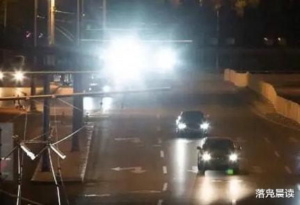 郑州市内多条道路摄像头光线刺眼 网友:比远光灯还烦人