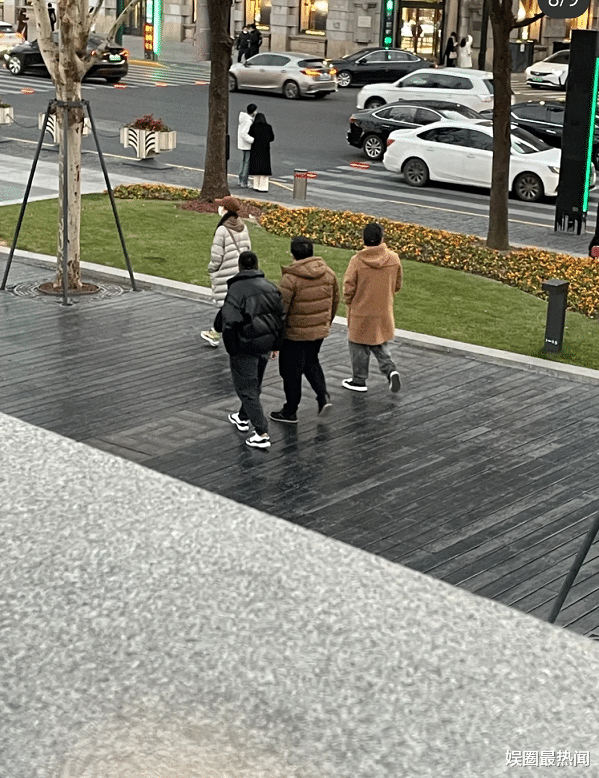 黄渤|黄渤跨年现身外滩,打扮低调接地气,一旁神秘女子身份引热议