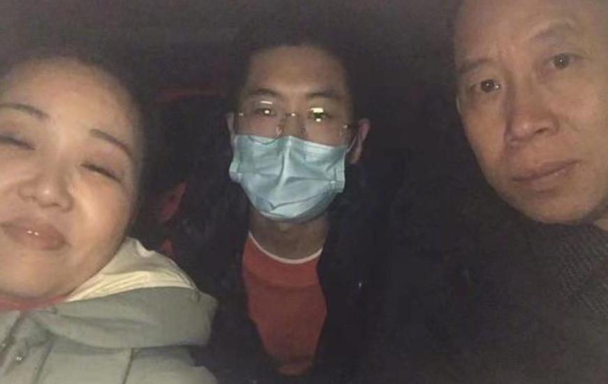 |孙海洋全家游玩照曝光，孙卓被P图进去，妈妈说想带孩子到处看看