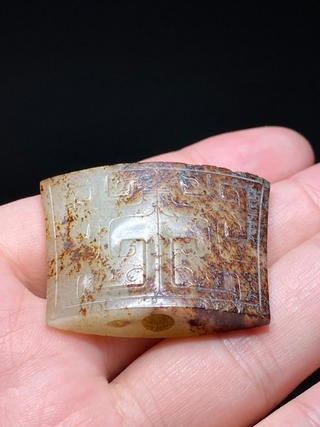 和田玉籽料|战汉 和田玉籽料 白玉沁色 勾云纹 剑珌