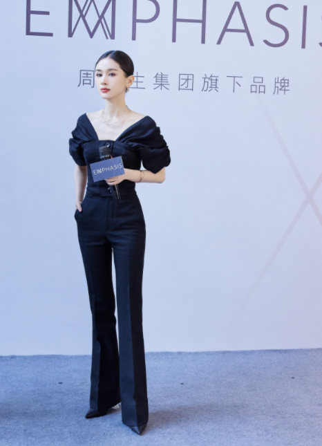 何有强|王子文恋爱后更会打扮了，一袭黑色连衣裙成熟优雅，端庄大气