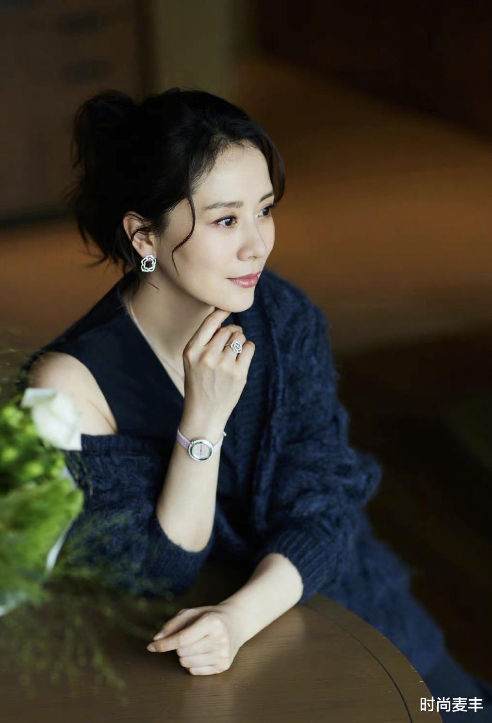 海清|扎马尾的海清太美了，黑色深v连体裤配开衫，香肩小露女人味十足