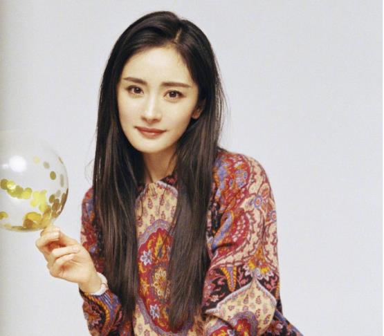 发型 化妆师谈给明星化妆的内幕，带28公斤化妆箱跟妆，有时还要煮假发