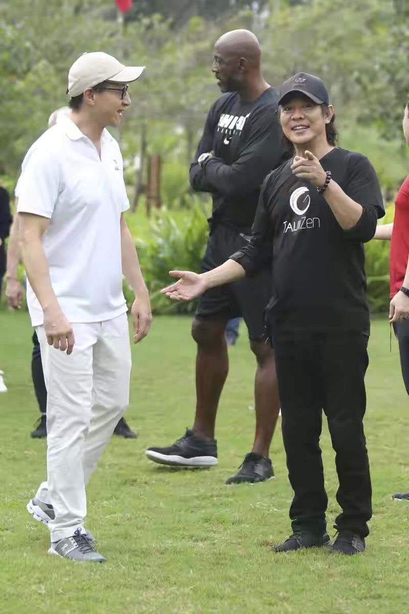 潮帮先生 李连杰真老了不少，穿休闲装一脸皱纹，旁边21岁女儿身高也超过他