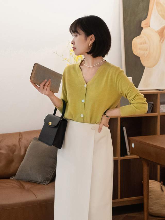 何有强|秋天,怎么穿针织开衫才洋气?搭配半身裙或牛仔裤,美出新高度