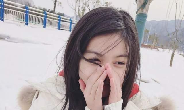 女孩|又想骗你生女儿：幼儿园“神仙女孩”走红，呆在人群中太亮眼