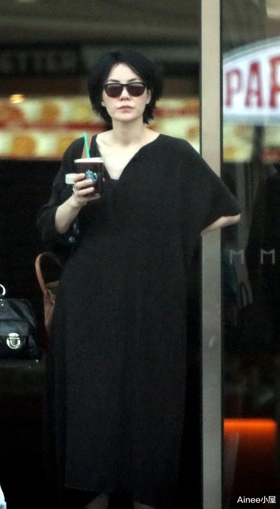 Ainee小屋|王菲真是随性不随意，黑色裙装松松垮垮的，可是看不出老态
