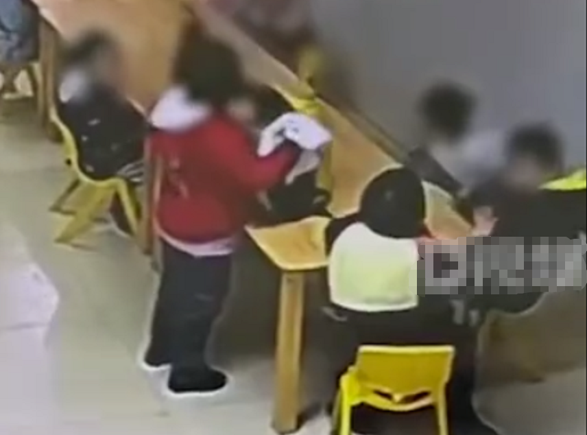 教师|学生携带老鼠进教室，两名女老师吓出尖叫，家长的评论却让人心疼