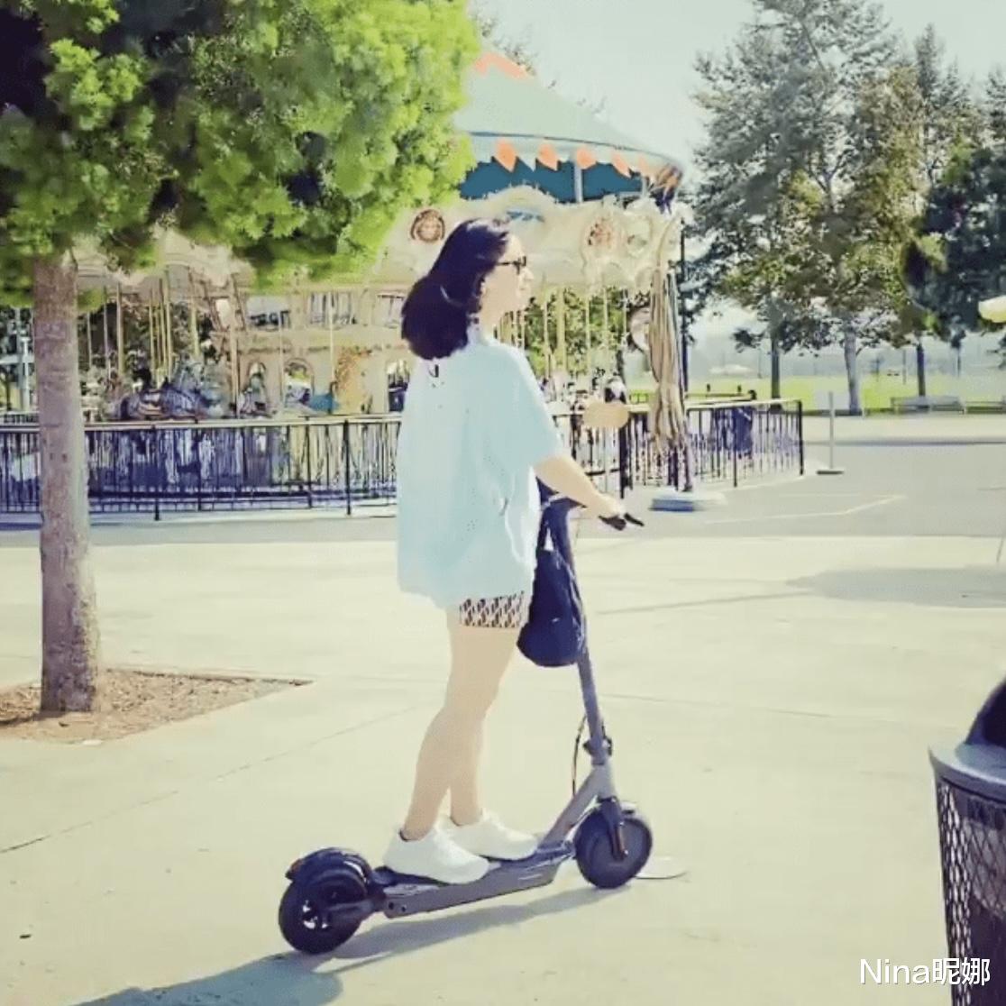 Nina昵娜|47岁徐静蕾罕见露面逛公园，穿破洞T恤骑平板车，没生娃肚子却长赘肉
