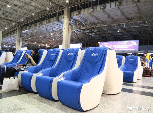 穿拖鞋的小女孩 火车站的按摩椅没几个人付费,商家却稳赚不赔