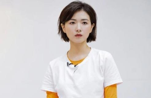 昆凌|万茜晒4岁女儿双手比V背影照片，感慨幸福时光的流逝