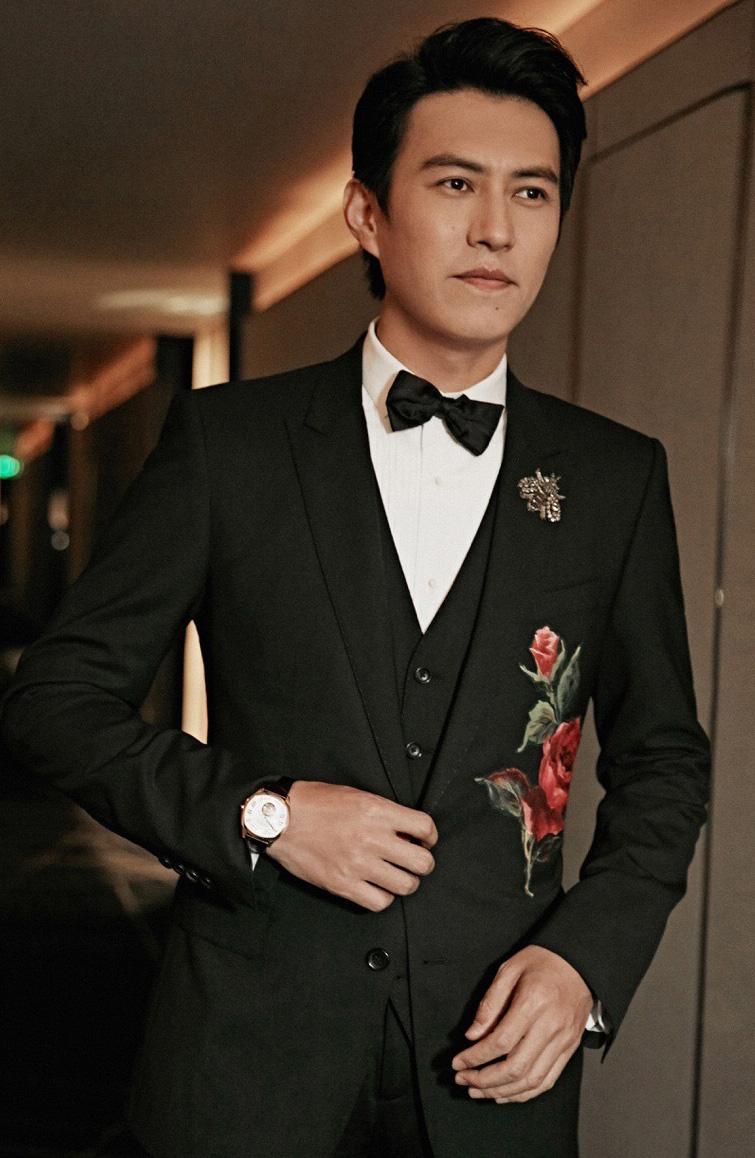 时尚风行派 靳东绅士气质太迷人！穿烟灰色西装超贵气，打算骑行一万公里好牛