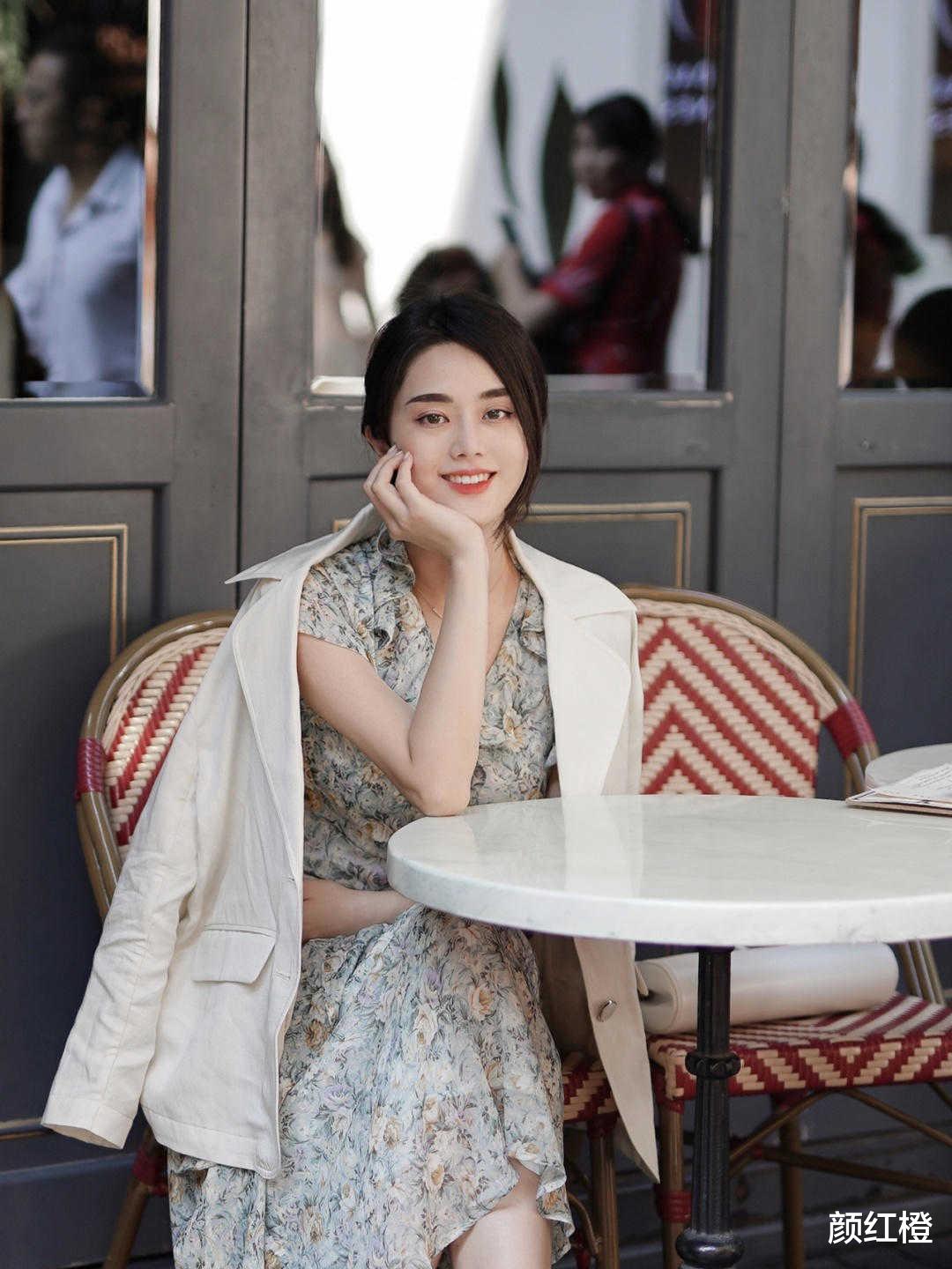 颜红橙 秋天火了一种穿法,叫“西装搭配连衣裙”,甜美温柔有气质,洋气