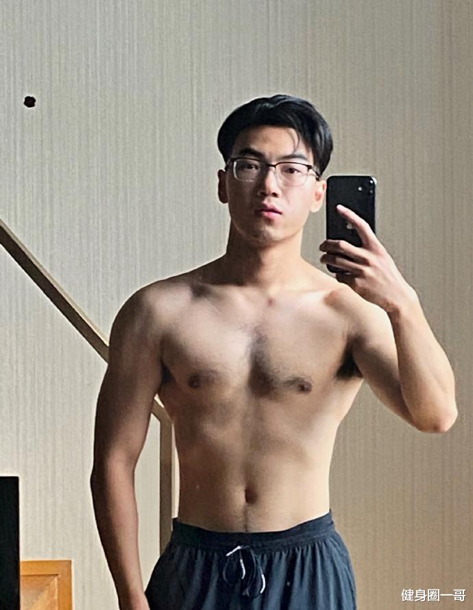 健身圈一哥 浙江大学读研的肌肉学霸，健身打造出霸气胸肌，肉壮身材帅气逼人！