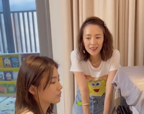 章子怡|汪峰两女儿弹琴为母庆生，章子怡笑得合不拢嘴，继女表情被指冷淡