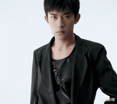 王源|王俊凯受资本威胁无奈报警，千玺王源表现默契，关系好坏很明显