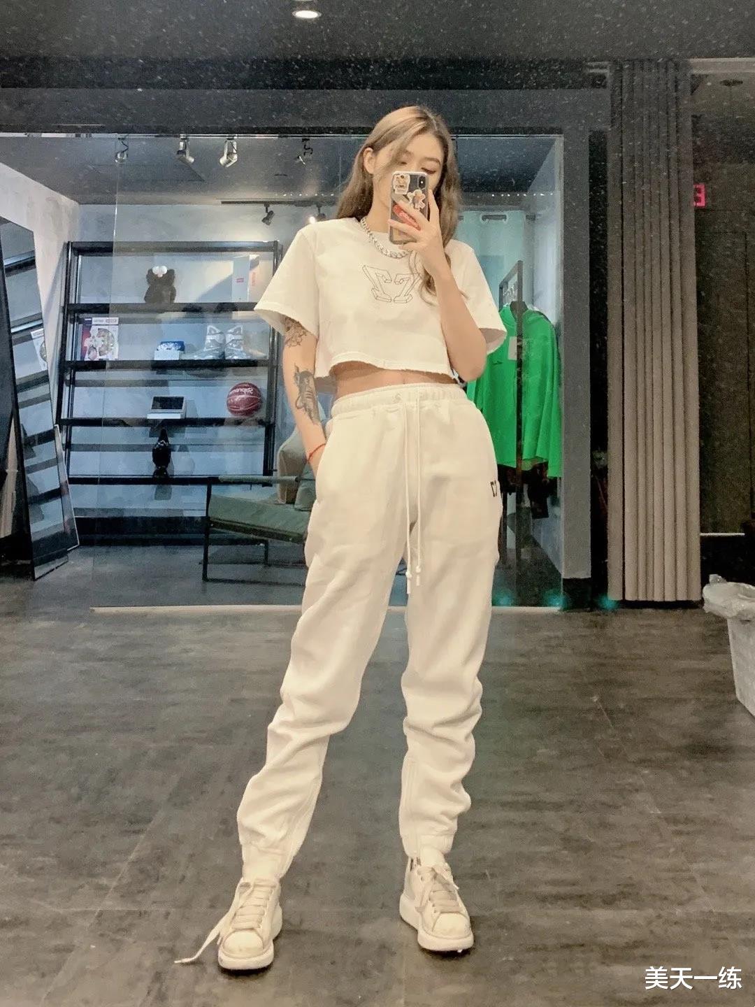 明星素颜|加拿大24岁健身女神走红，素颜健身身材好，网友直呼：美哉！