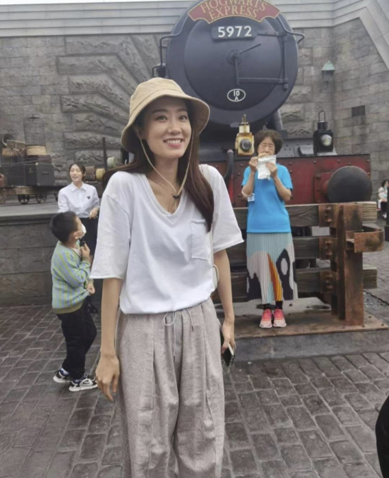 贾玲|贾玲张小斐游环球影城待遇比别人高?威震天和贾玲热聊被侃嘴太碎