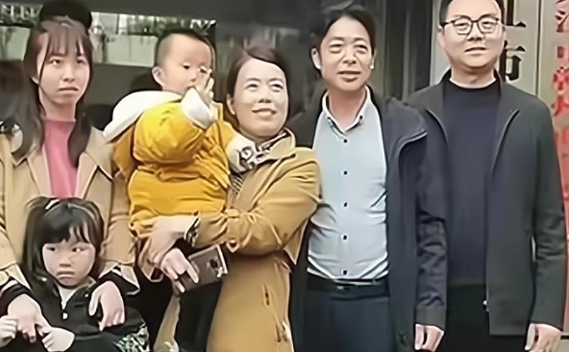 黄飞鸿|姚策儿子真可怜！继被摆拍发烧照片后，又被老杜带到父亲墓地