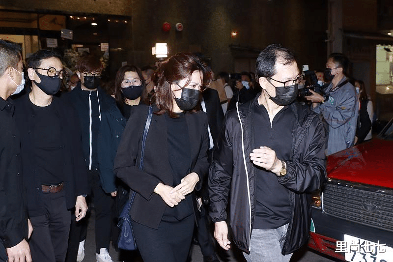 吴孟达|吴孟达出殡现场，第三任妻子情绪激动泪奔，17岁小儿子眼圈乌黑