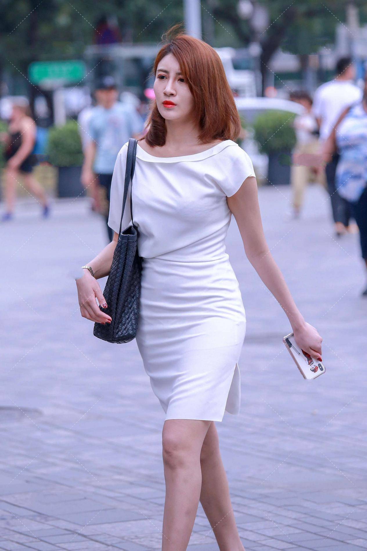 连衣裙|适合职场人士穿搭的连衣裙，分享这些特征，穿出职场范儿