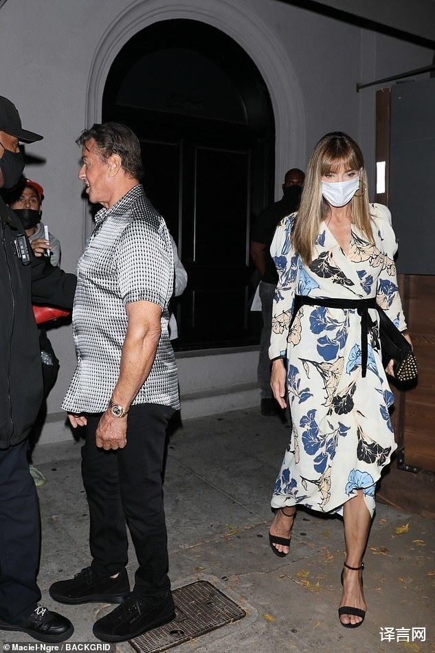 欧美明星|史泰龙约会小22岁娇妻，穿真丝衬衫展硬汉风采，大肚腩消失了