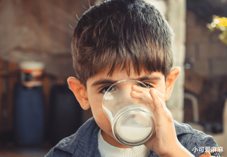 小可爱麻麻|“天天喝牛奶”的孩子和“从不喝牛奶”的孩子，这3个差距很明显
