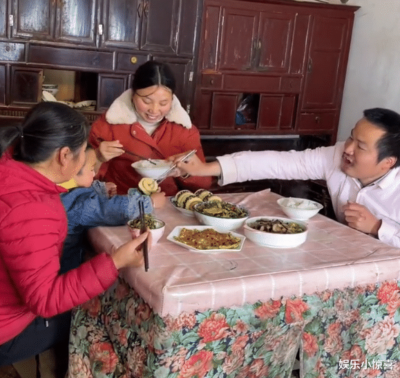 带货|小春花又翻车，现在晒谷纯粹是为拍摄，8个月孕肚想弯腰就弯