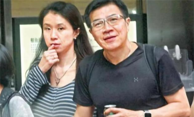 2015年,一位香港教授把2个瑜伽球放入车内,毒死了妻子和女儿
