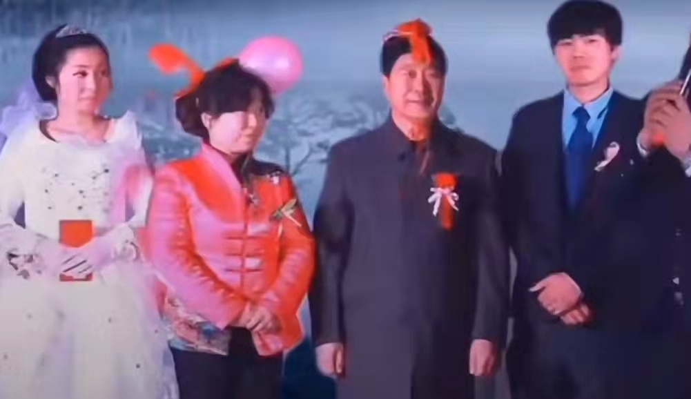 许敏|田静弟弟连夜开车赶路，累出黑眼圈，网友：为蹭热度，再累也值得