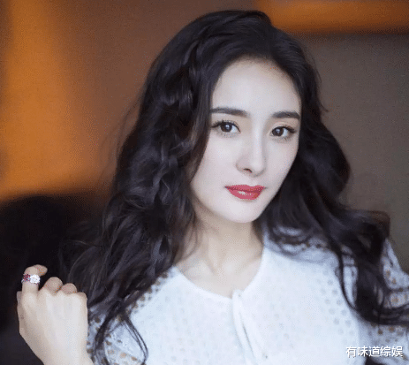 赵薇|赵薇11年前拍的广告中，有谁注意他旁边的女孩，如今火得一塌糊涂