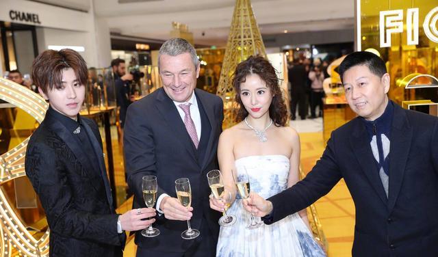 卷发|又被45岁林心如惊艳了，穿抹胸印花裙配大波浪卷发，优雅迷人