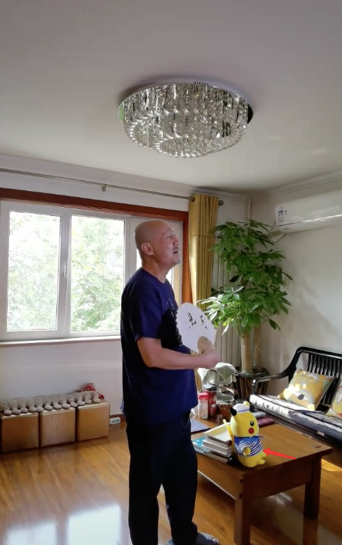 腾格尔|61岁腾格尔过年太接地气!小平房上贴蒙文对联,用花脸盆装肉馅