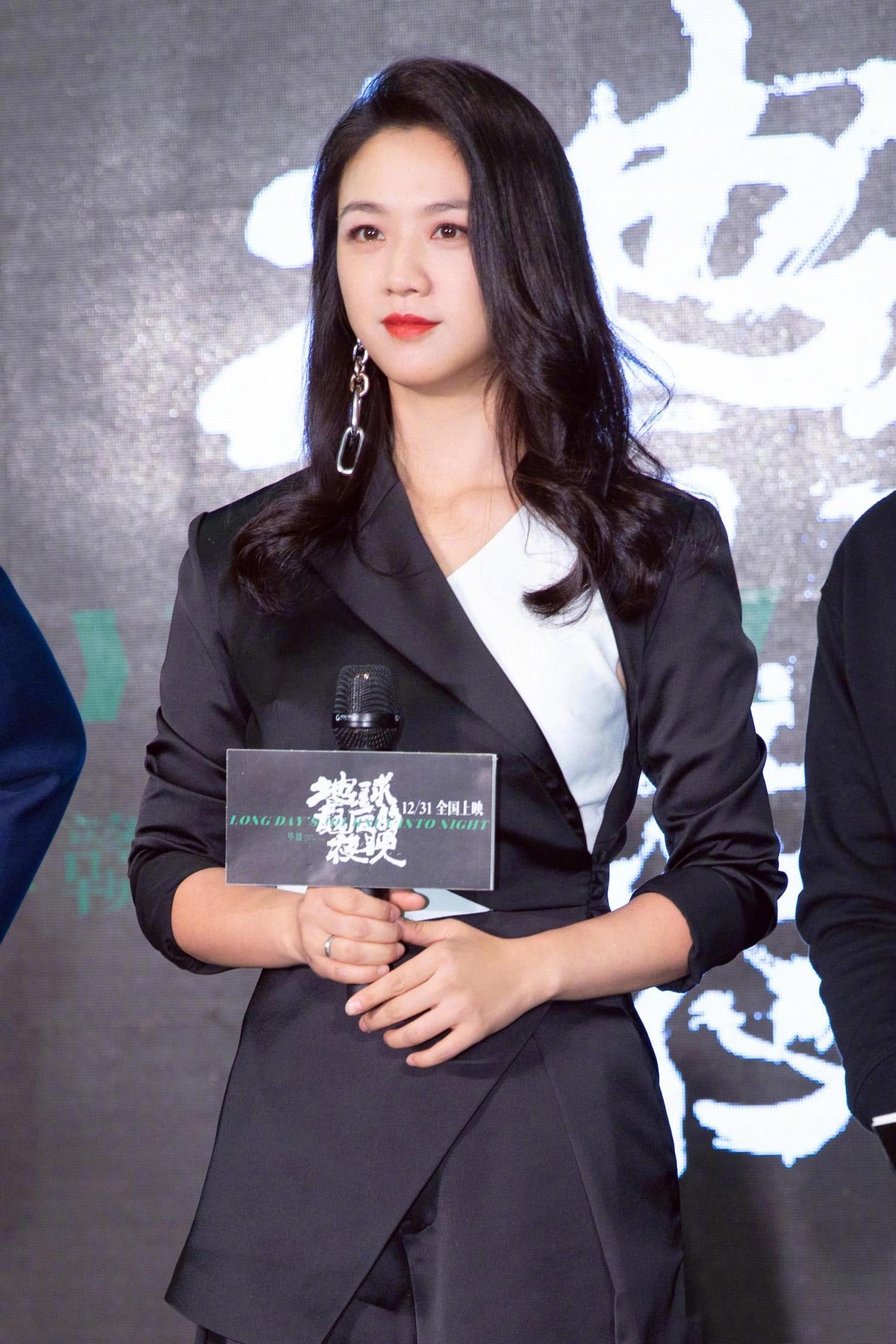 美人哒 42岁汤唯气质太出众，穿西装比别人穿礼裙还好看，高级感爆棚