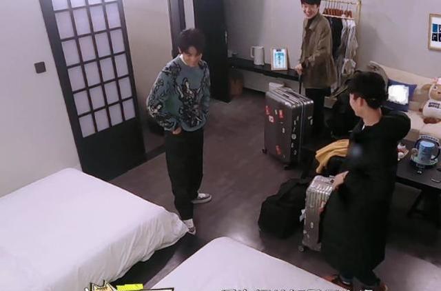 王俊凯|王俊凯刘昊然卸妆，擦完脸露出素颜，暴露20岁男明星的真实长相