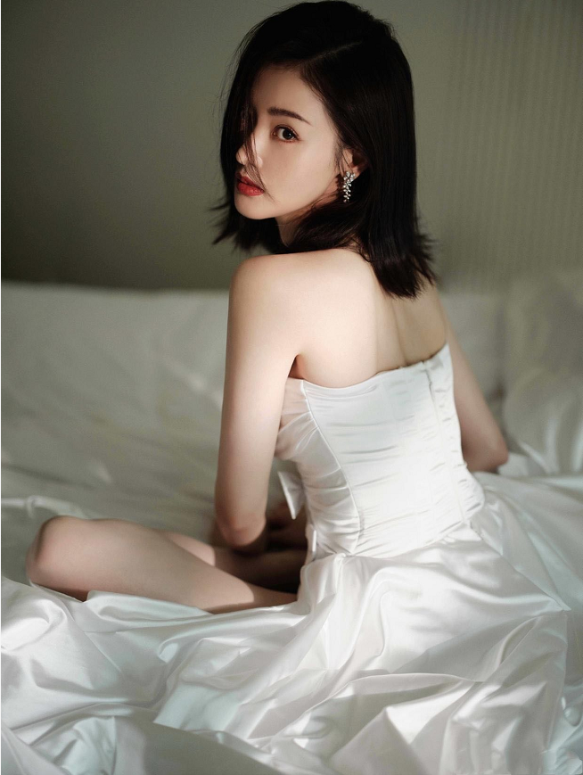 张天爱|张天爱穿吊带裙拍大片，与新剧照中的造型反差大，网友：真接地气