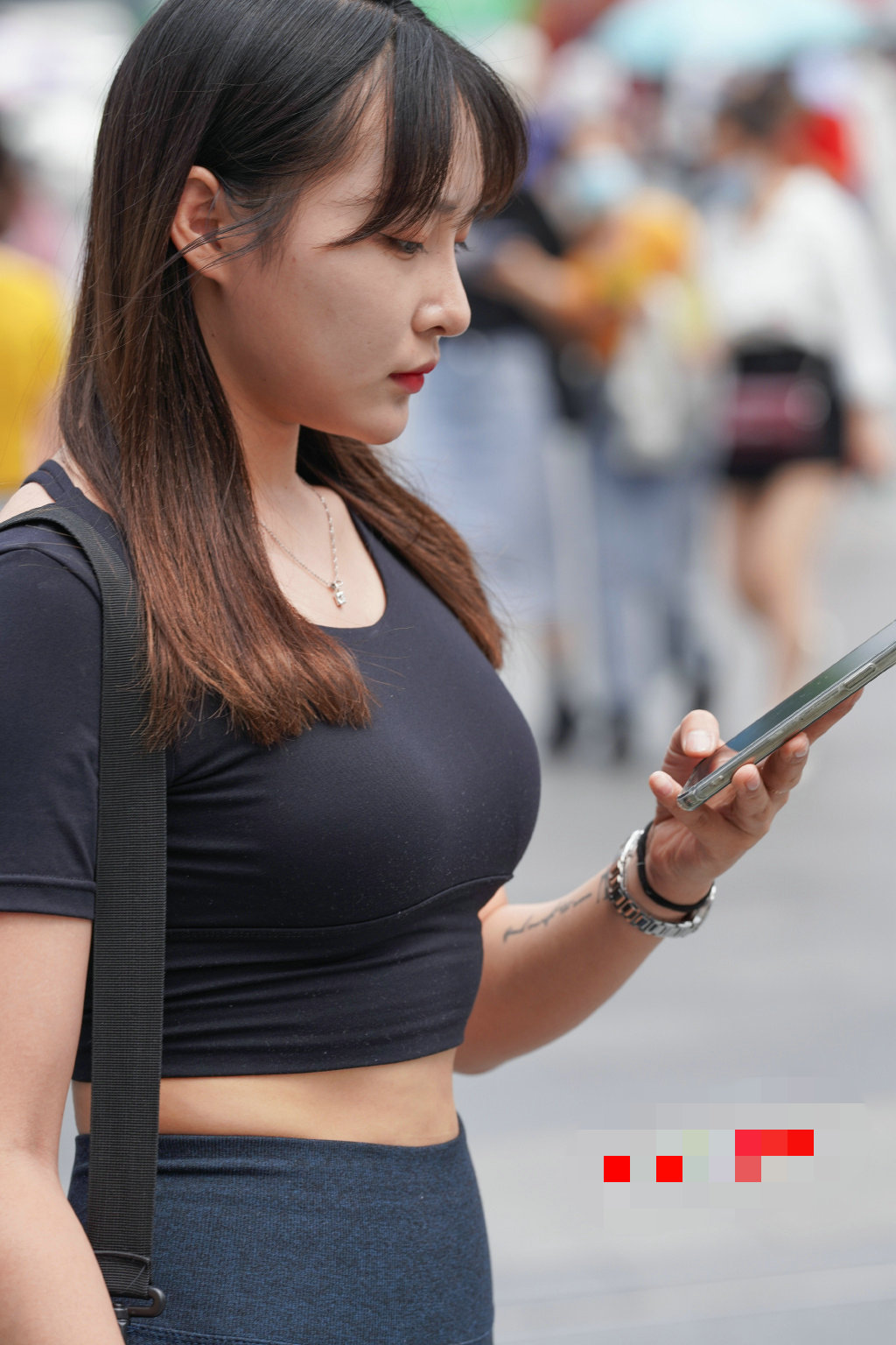 我亦飘零 牛仔短裤青春活力,搭配白色体恤简约又温柔的感觉就出来,很漂亮